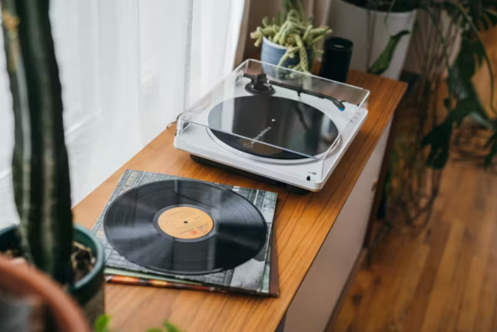 Audio-Technica Fully Automatic Belt Drive Turntable - White/Silver